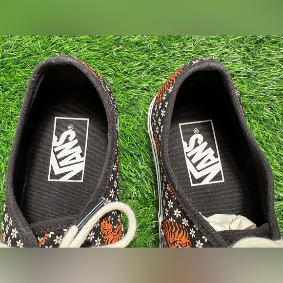 VANS Unisex Bengal Tiger Floral Black/Orange/White Low-Top Sneaker- M4.5, W6.0 - Picture 3 of 9